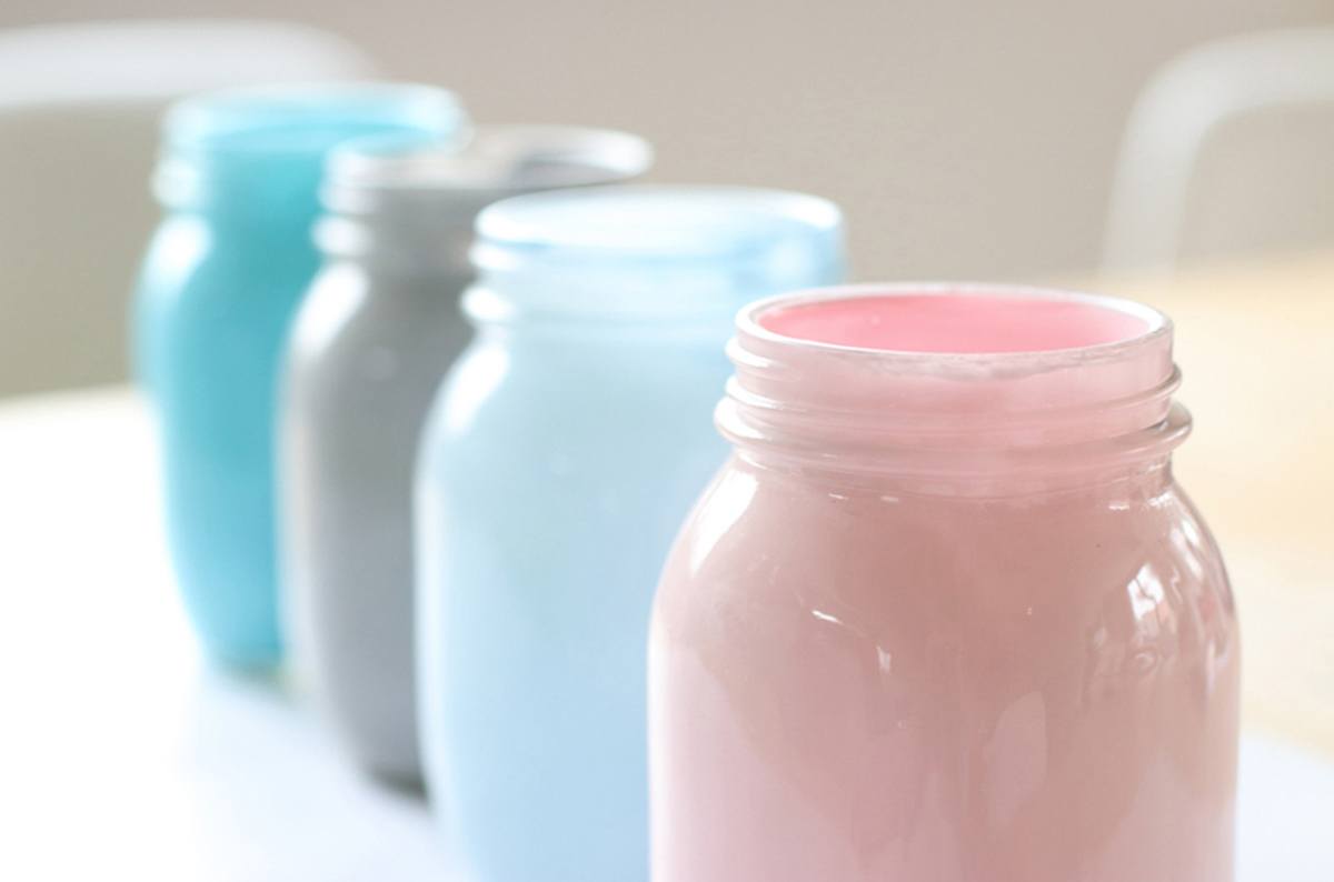Jedes Familienmitglied hat eigene Lieblingsfarben: so lassen sich die Erinnerungsgläser voneinander unterscheiden. So können selbst Kinder im Kindergartenalter ihr eignes Erinnerungsglas erkennen.