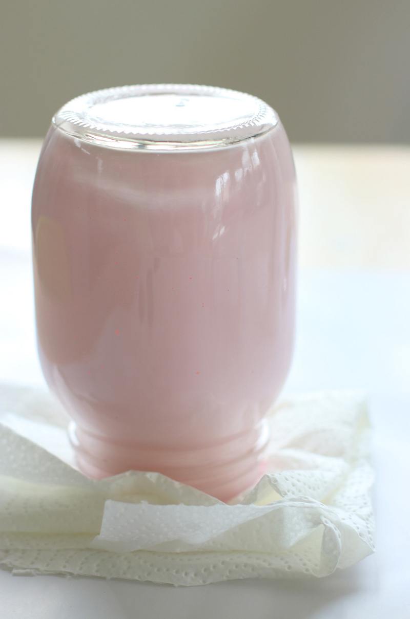 Sobald die Farbe aus dem Marmeladenglas getropft und getrocknet ist, kann jedes Familienmitglied das eigene Erinnerungsglas gestalten und personalisieren.